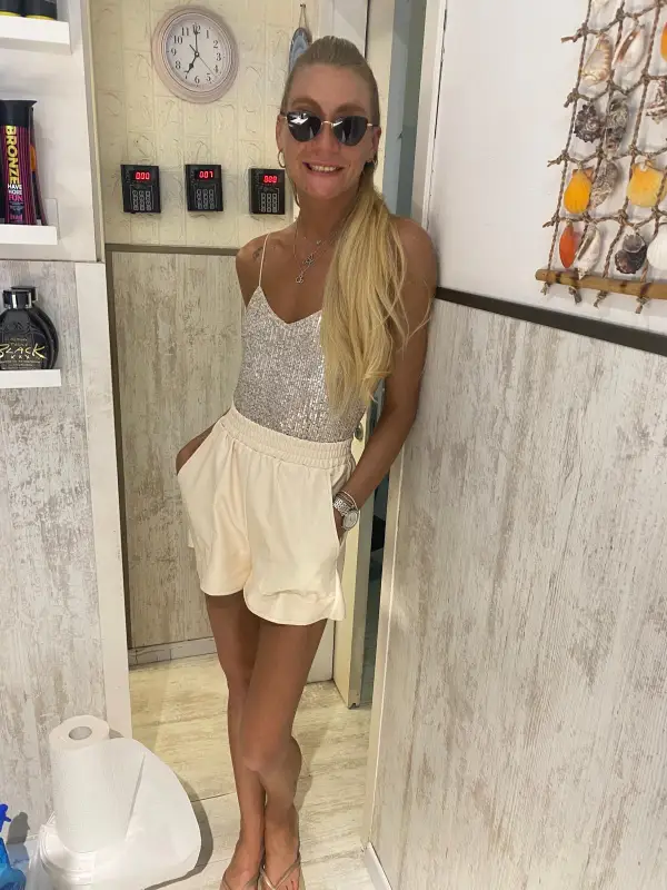 מקלחון שיזוף במכונה במכון TOP TAN